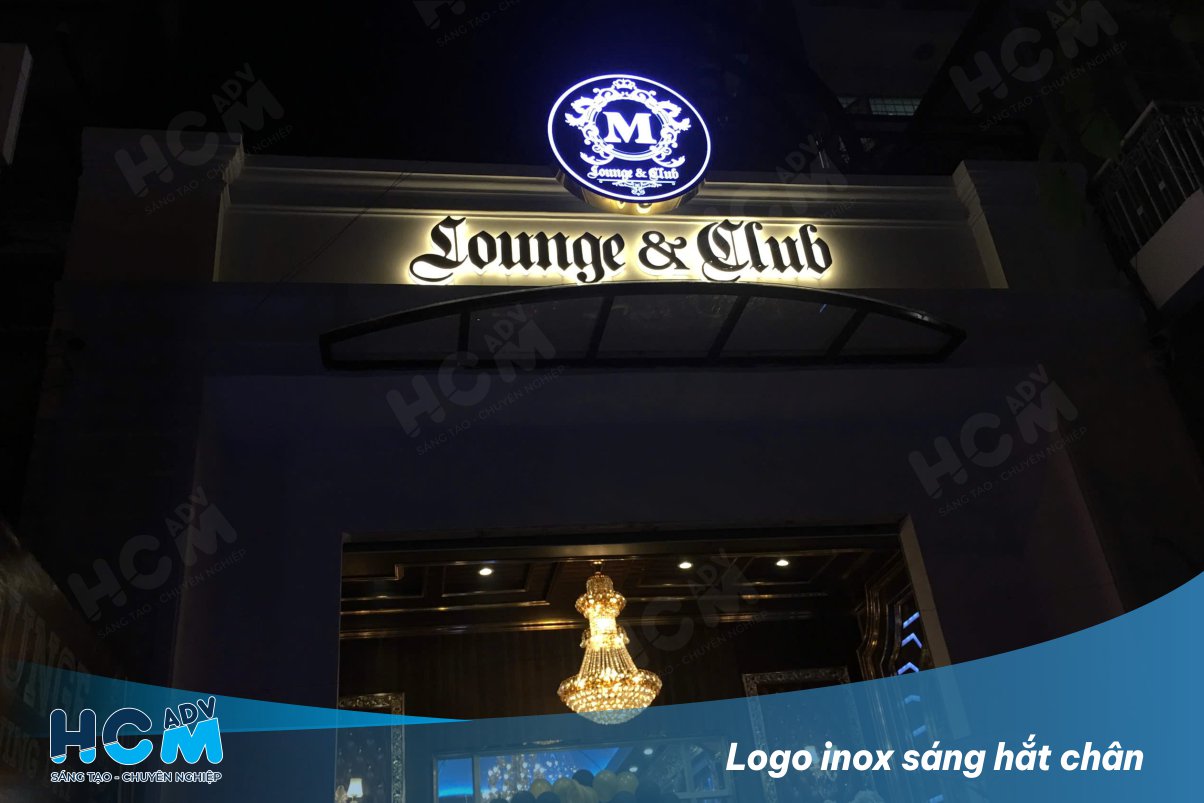 Logo inox sáng hắt chân nổi bật vào ban đêm tại mặt tiền nhà hàng cao cấp TP.HCM