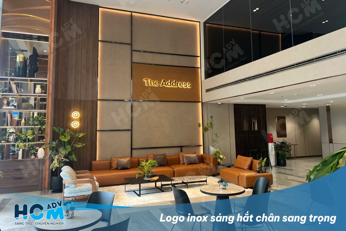 Logo inox sáng hắt chân mặt tiền văn phòng Quận 1, TP.HCM ban ngày vẫn nổi bật