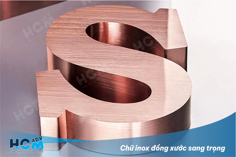 Lắp đặt bảng hiệu chữ inox đồng xước 3D tại showroom cao cấp