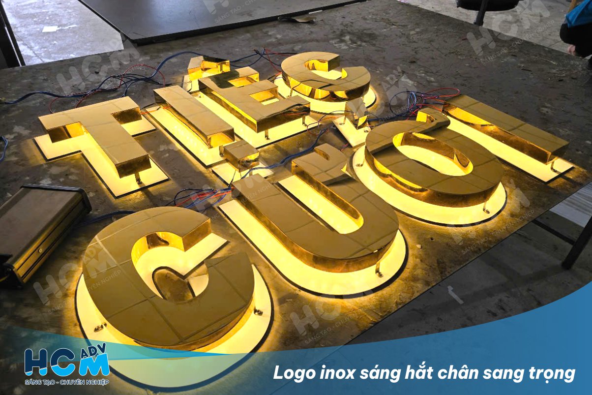 Logo inox vàng gương gắn led sáng hắt chân cao cấp
