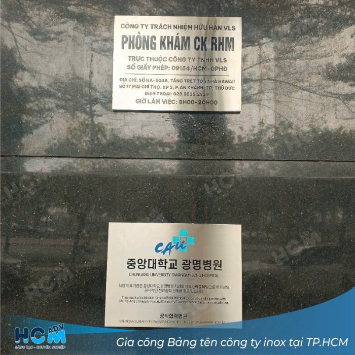 Bảng tên công ty inox trắng lắp tại cửa văn phòng hiện đại