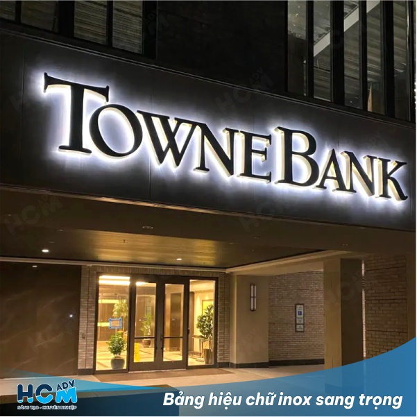 Bảng hiệu chữ inox trắng lắp đặt hoàn thiện sang trọng Bảng hiệu chữ inox trắng lắp đặt hoàn thiện sang trọng