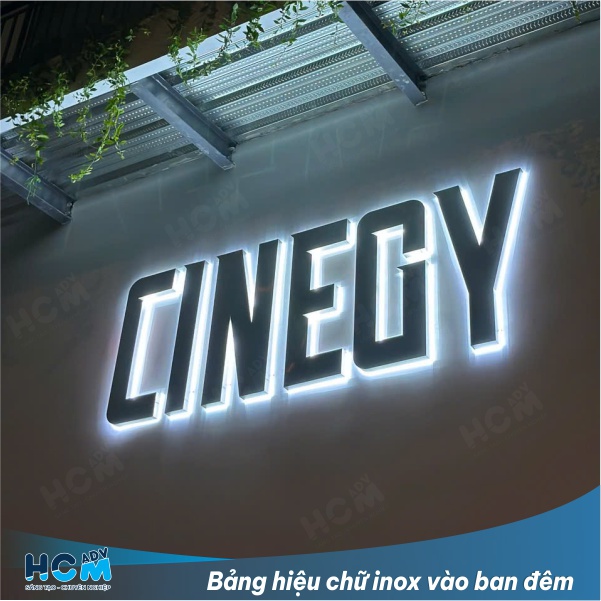 Bảng hiệu chữ inox trắng sáng LED vào ban đêm Bảng hiệu chữ inox trắng sáng LED vào ban đêm