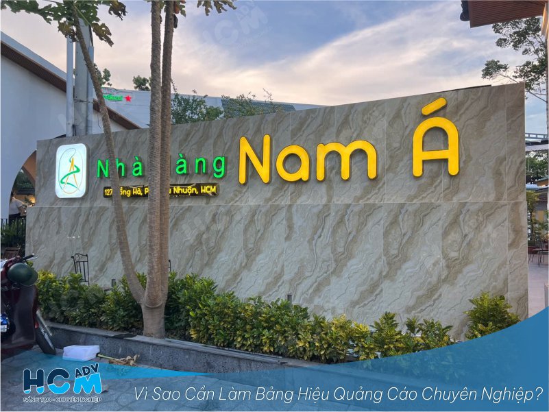 Bảng hiệu hộp đèn mica sáng ban đêm trước nhà hàng tại Thủ Đức