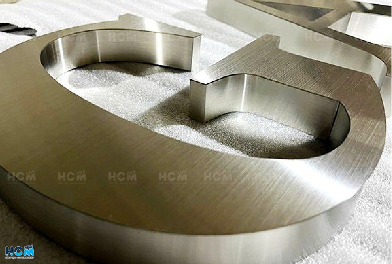 Cận cảnh bề mặt chữ inox trắng dùng làm bảng hiệu