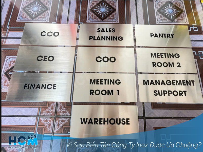 Cận cảnh biển tên công ty inox ăn mòn kết hợp nền sơn đen sang trọng