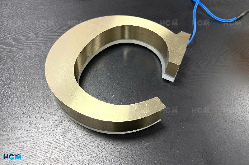 Chữ inox sáng hắt lúc không bật đèn