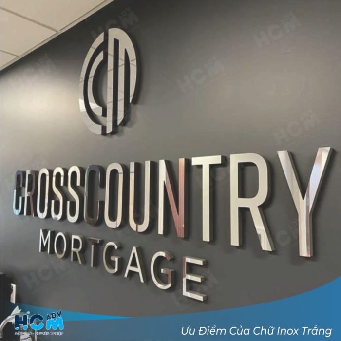 Đội ngũ Quảng Cáo HCM lắp đặt chữ inox trắng tại showroom