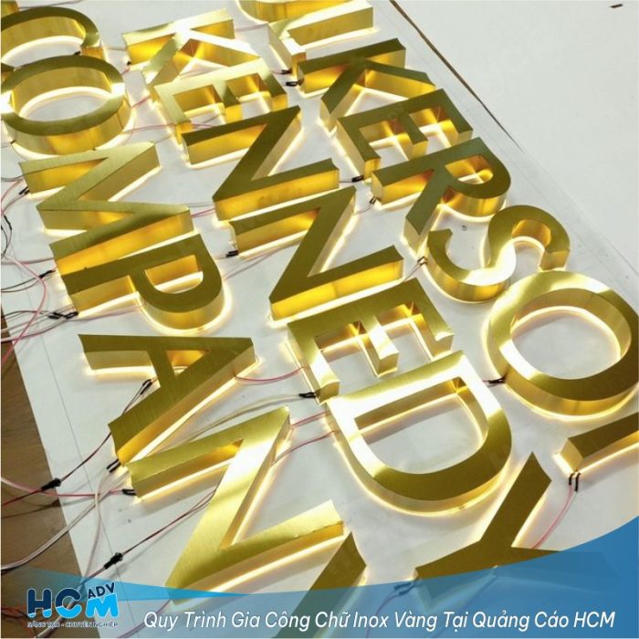 Đội ngũ Quảng Cáo HCM đang thi công chữ inox vàng tại công trình ở TP.HCM
