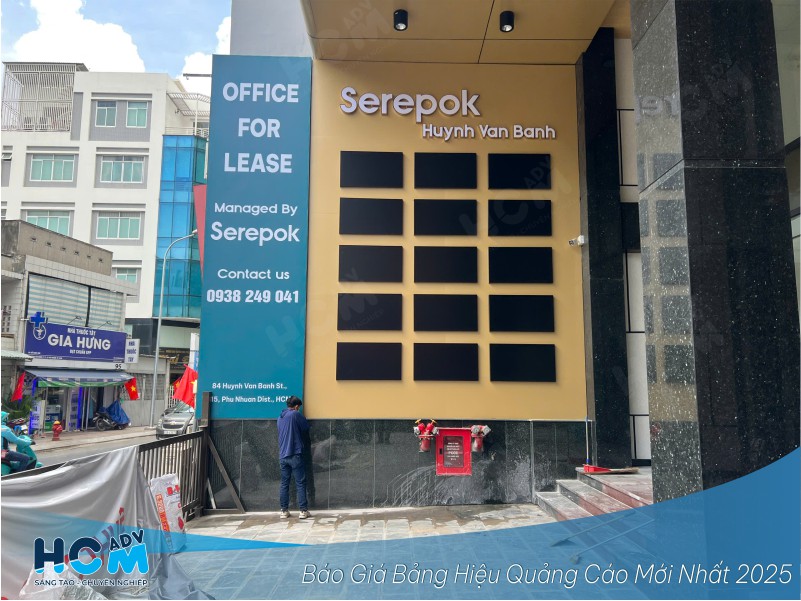 Đội ngũ Quảng Cáo HCM lắp đặt bảng hiệu alu chữ nổi tại công trình