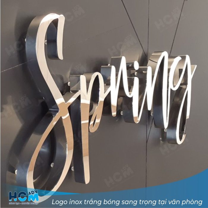 Nhân viên Quảng Cáo HCM thi công logo inox trắng gắn tường lễ tân.
