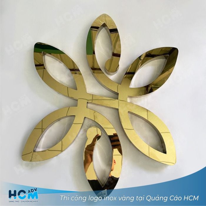 Kỹ thuật viên Quảng Cáo HCM đang gia công logo inox vàng tại TP.HCM