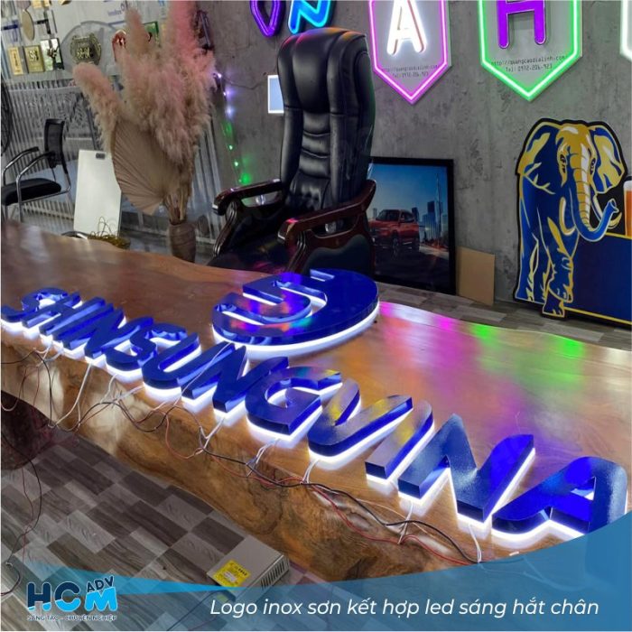 Kỹ thuật viên kiểm tra logo inox sơn màu để bàn giao