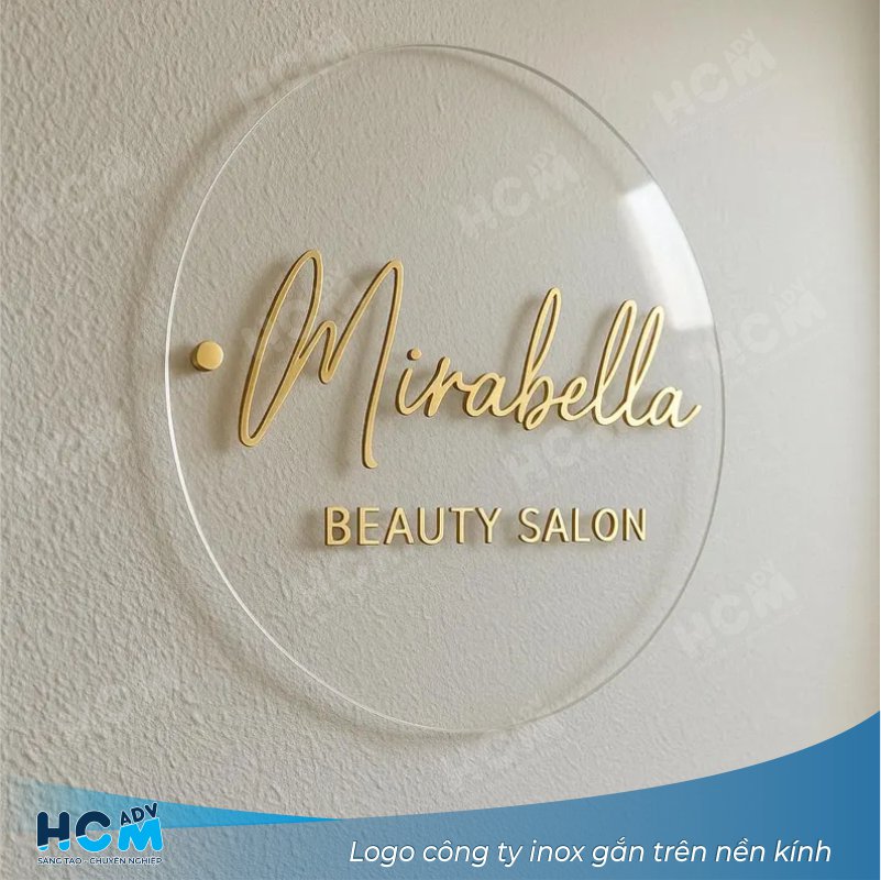 Logo inox công ty công nghệ màu bạc sáng gắn trên nền kính tại sảnh lễ tân.