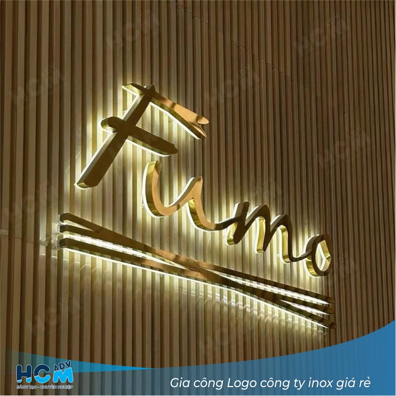 Logo inox công ty công nghệ sáng gắn trên nền kính tại sảnh lễ tân.