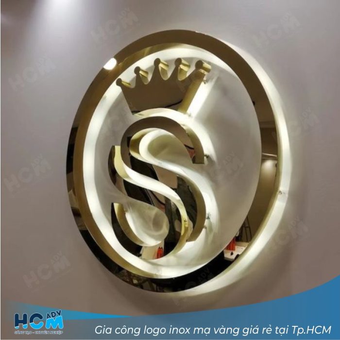 Logo inox mạ vàng lắp mặt tiền văn phòng công ty thiết kế kiến trúc.
