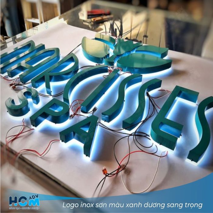 Logo inox sơn màu xanh dương gắn tại xưởng quảng cáo HCM