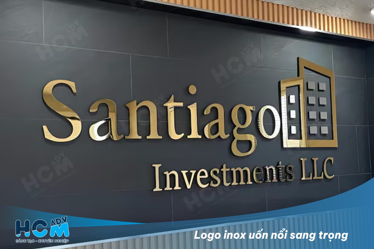 Logo inox 3D uốn nổi được gắn trong khu vực lễ tân văn phòng – màu inox vàng gương