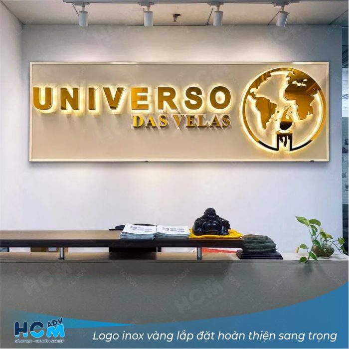 Logo inox vàng sang trọng gắn tại quầy lễ tân khách sạn 5 sao