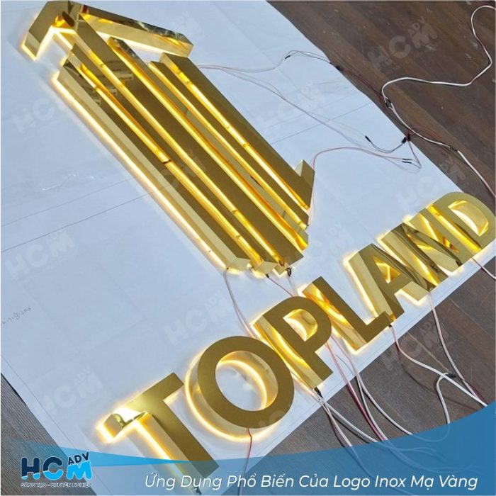 Logo thương hiệu bằng inox mạ vàng gắn trên tường