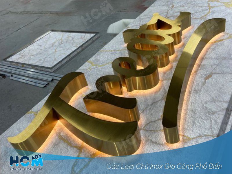 Mẫu chữ inox vàng gắn đèn LED ánh sáng trắng nổi bật ban đêm