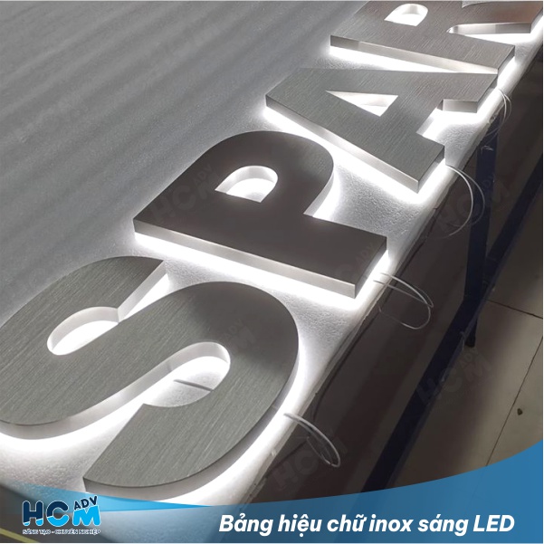 Thi công bảng hiệu chữ inox sáng chân tại TP.HCM