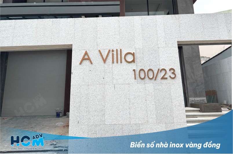 Biển số nhà inox vàng đồng lắp đặt trước biệt thự sang trọng