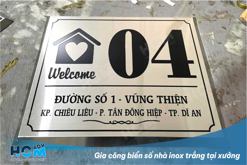 Gia công biển số nhà inox trắng CNC chính xác, sắc nét tại xưởng Quảng Cáo HCM