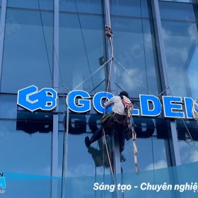 Đội ngũ QC HCM thi công logo trên cao