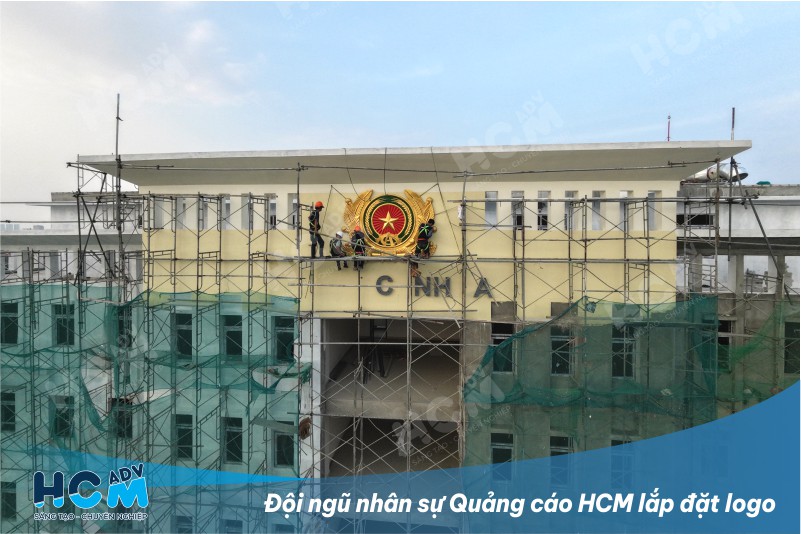 Thi công lắp đặt logo trên cao cho toà nhà - Trường học tại TP. HCM