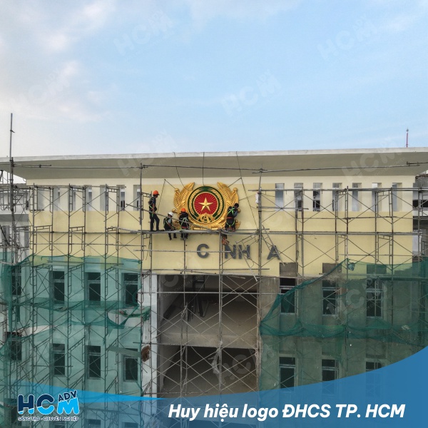 Thi công logo trên cao chuyên nghiệp - hiện đại